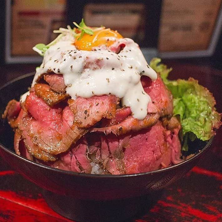 Top Tokyo Restaurants_のインスタグラム：「#toptokyorestaurants roast beef don ||📷: @nansheepotpie ||📍Red Rock」