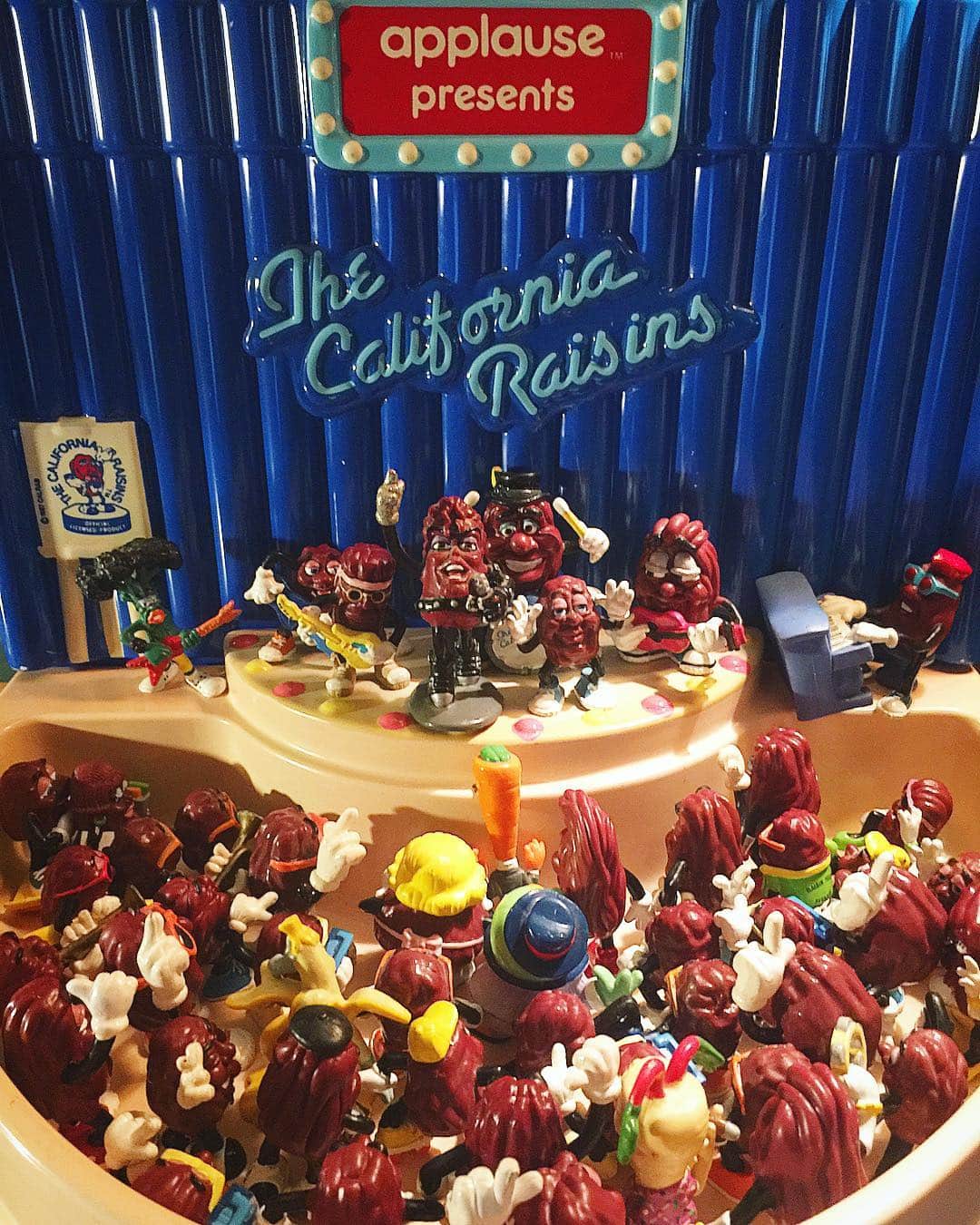 大川知英のインスタグラム：「80's The California Raisins Super LIVE🇺🇸❗️ レーズンファンの事をレズラーと言います💋👨🏾 #カリフォルニアレーズン #80年代 #PVC #アーティスト #アメトイ #LIVEは楽しいよ #アメカジボーイズ #TakatsuBase」