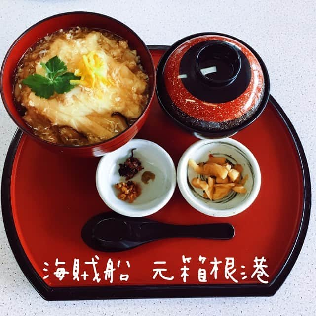 Ateliersさんのインスタグラム写真 - (AteliersInstagram)「🍱小田急芦ノ湖茶屋🍲 🍴和風關景餐廳 ⏲️11:00～16:00 💸1500¥～ 🏠和風木造裝潢 👍座位寬敞 👎料理普通 💁可以一邊欣賞芦ノ湖的風景！ 📝雖然吃的東西很一般！但景色真的很漂亮～可呀眺望蘆之湖～出菜速度也很快喔☺️👌用去箱根的周遊卷還會有折扣（但不多就是了）😅😅 #ateliersjpn #ateliers #艾塔莉兒箱根 #日本 #箱根 #日本料理 #芦ノ湖 #japan #hakone #ashinoko #japanesecuisine #美食 #湯葉 #豆皮 #湯葉丼 #먹스타그램 #유바#하코네 #일본식#아시노코 #하코네맛집 #豆皮丼 #蘆之湖#蘆之湖海盜船 #海賊船 #관광배 #배타기#あしのこ茶屋 #두부껍질」9月28日 20時31分 - ateliersjpn