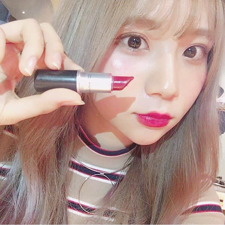 ViVi girlさんのインスタグラム写真 - (ViVi girlInstagram)「. ViVigirlのたかきしおりです❤ すっかり秋に近づいてきて、秋メイクがしたくなる季節になりましたね🌰🍂🍁 . 私が最近お気に入りの#秋コスメ は #mac の #リップスティック #デュポネ というカラーです❤ ボルドーカラーでマットなリップになっていて秋メイクにはぴったりで愛用してます💄💕 . #ViVigirl #ViVigirl_official #ViVigirlspick」9月28日 20時36分 - vivigirl_official