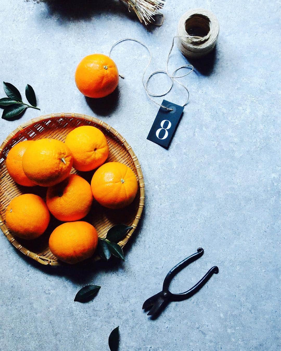 r i n aのインスタグラム：「Fresh oranges from @nowinseason_jp 🍊 . . . すっかり秋めいてきましたが、オーストラリアのオレンジはまだまだ旬です。 ジューシーであまーい @nowinseason_jp さんのオレンジ、たっぷりビタミンCを摂って夏の疲れを解消！ . . . #onthetable #NowInSeason  #オーストラリアオレンジ」