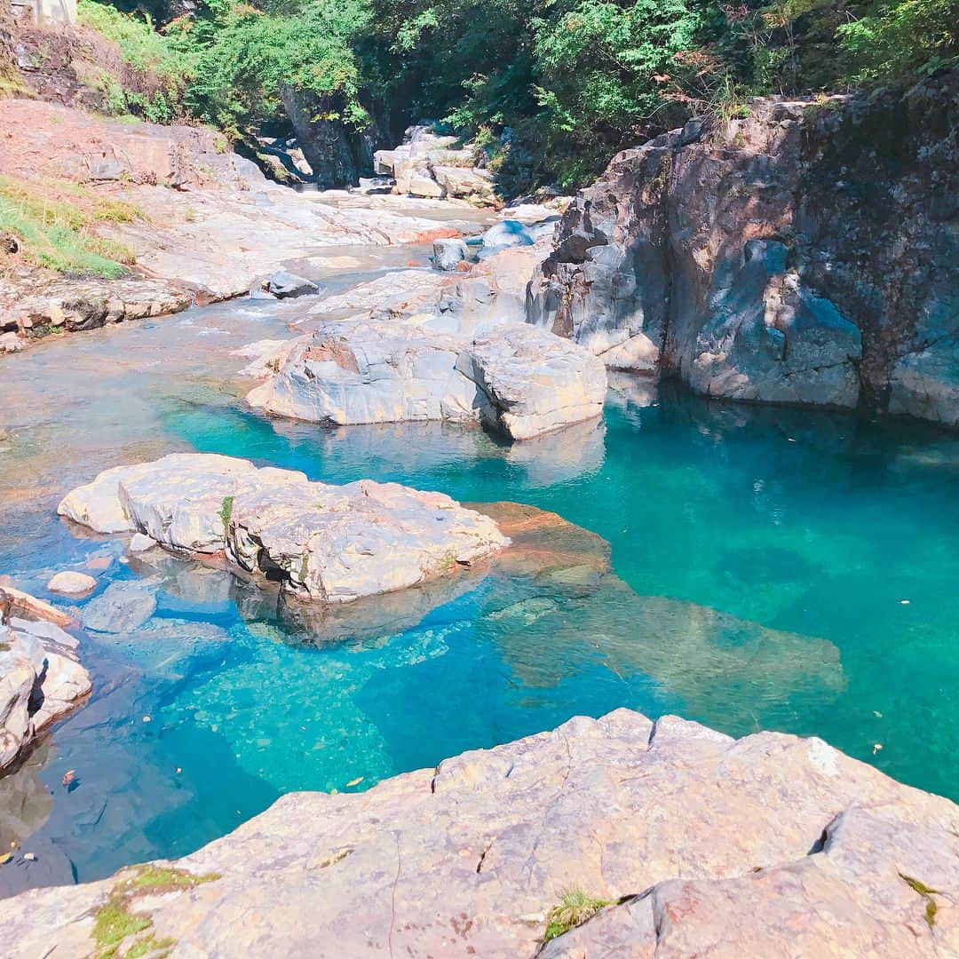 山岡実乃里さんのインスタグラム写真 - (山岡実乃里Instagram)「四万の甌穴🏞✨ こんなに綺麗な場所が日本にあったなんて😵💞 感動したよ！！！ ずっと見ていたいくらい綺麗な甌穴🏞 水も透き通って綺麗だし、夏だったら飛び込みたくなる😍 マイナスイオンも凄くて、いるだけでリフレッシュしたよ✨ また行きたいし、みんなに見せたい！！！ #四万の甌穴 #四万温泉 #リフレッシュ #本当は違う場所をメインで行く予定だったけど #メインで行った場所よりも気に入ったスポット #大自然 #自然大好き #shimablue  #instahappy #instagood #instalike  #followme」9月28日 21時52分 - minorin1016
