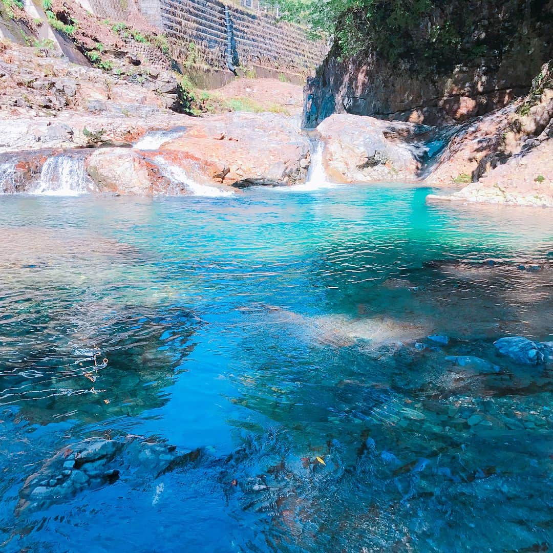 山岡実乃里さんのインスタグラム写真 - (山岡実乃里Instagram)「四万の甌穴🏞✨ こんなに綺麗な場所が日本にあったなんて😵💞 感動したよ！！！ ずっと見ていたいくらい綺麗な甌穴🏞 水も透き通って綺麗だし、夏だったら飛び込みたくなる😍 マイナスイオンも凄くて、いるだけでリフレッシュしたよ✨ また行きたいし、みんなに見せたい！！！ #四万の甌穴 #四万温泉 #リフレッシュ #本当は違う場所をメインで行く予定だったけど #メインで行った場所よりも気に入ったスポット #大自然 #自然大好き #shimablue  #instahappy #instagood #instalike  #followme」9月28日 21時52分 - minorin1016