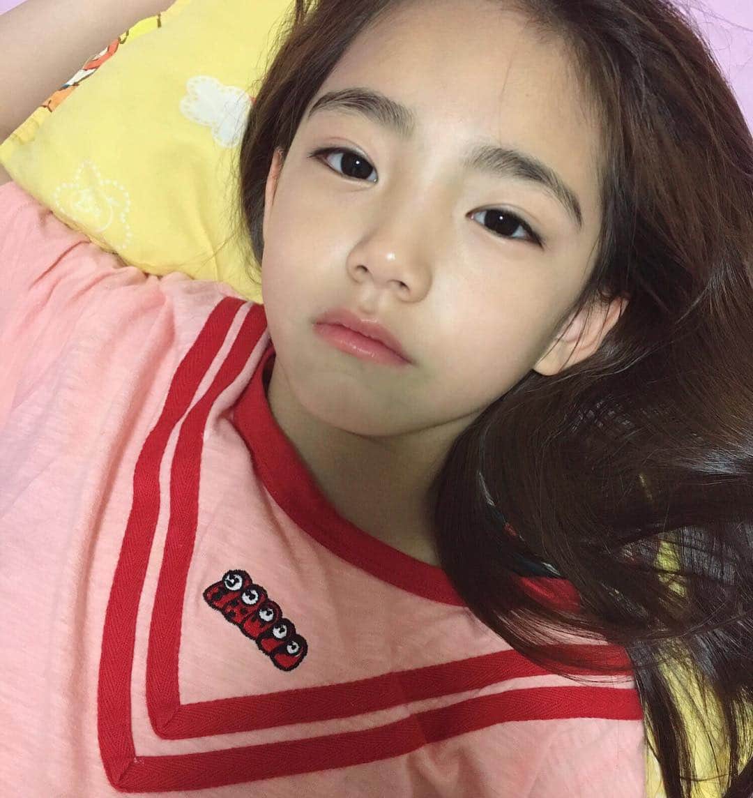 ウンチェのインスタグラム：「. #굿밤 👋🏻 . . 누워있는데 #청순 하고 난리 , #by#도치맘 🤦🏻‍♀️ - - - - #은채#이은채#eunchae #키즈모델#아역배우#딸스타그램 #인스타키즈#육아스타그램」