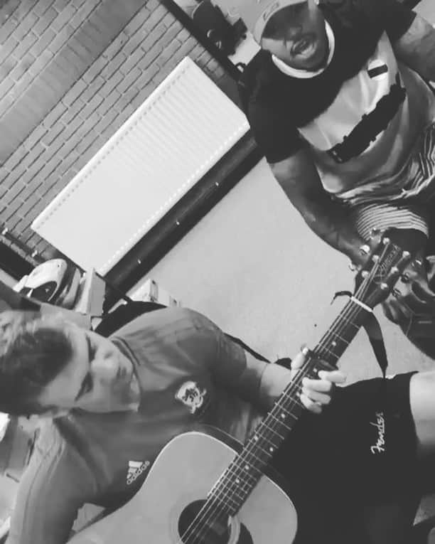 パトリック・バンフォードのインスタグラム：「Just jammin with Sully 😎😂😂😂😂 @brittofficials」