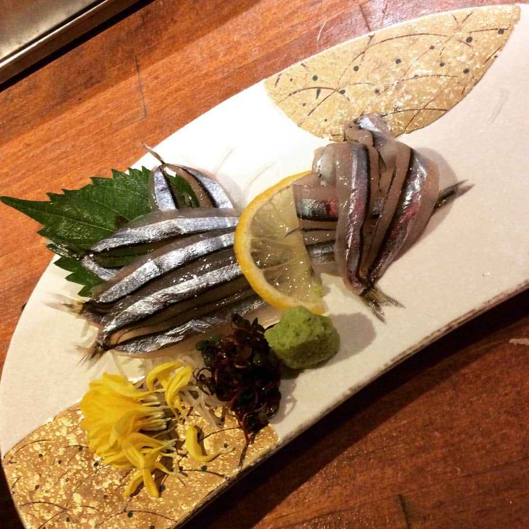 九州うまか新大阪店のインスタグラム：「. こちらは、きびなごのお造りです🐟 きびなごは鹿児島の名産品で 鹿児島では色々な料理で食べるそうです！！ 当店でも、お造りや唐揚げなど、 人気の商品となっています☺️🔥 ぜひ一度、食べてみて下さい💖 #九州うまか #個室居酒屋 #新大阪 #泳ぎイカ #もつ鍋 #きびなご」
