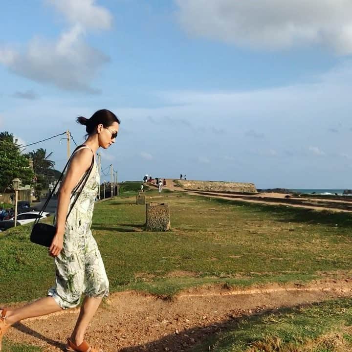 小濱なつきのインスタグラム：「ゴールの夕日🌅✨ #srilanka #galle #sunset」