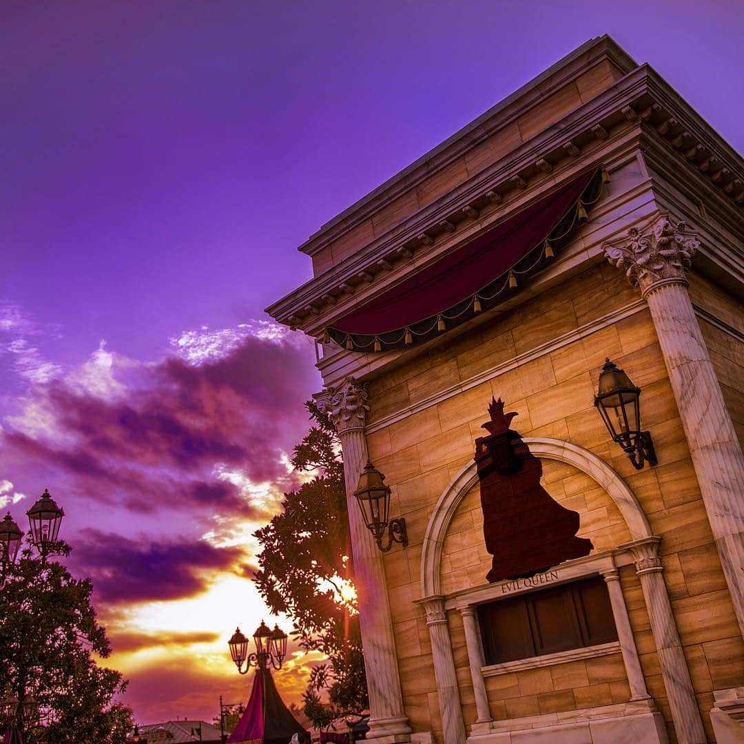 東京ディズニーリゾートさんのインスタグラム写真 - (東京ディズニーリゾートInstagram)「Under a mysterious sky... 妖しげな空色もあの方のお力なのか・・・ #disneyshalloween #waterfrontpark #americanwaterfront #wickedqueen #tokyodisneysea #tokyodisneyresort #purplesky #紫空 #ウィックドクイーン #ディズニーハロウィーン #ウォーターフロントパーク #アメリカンウォーターフロント #東京ディズニーシー #東京ディズニーリゾート」9月29日 11時24分 - tokyodisneyresort_official