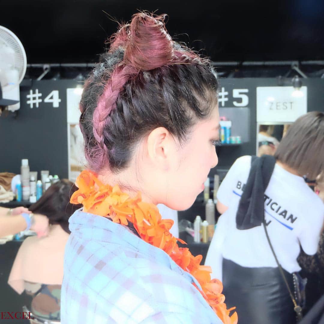 EXCEL official instagramさんのインスタグラム写真 - (EXCEL official instagramInstagram)「EXCEL×ULTRA Hair Booth スタイリスト 藤中 美由紀(EXCEL渋谷109店) 丸山 麻耶(EXCEL新宿サブナード店) . 今回ULTRA JapanのHair Boothにてご来場のお客様のヘアアレンジをご担当させて頂きました！ 9/17は台風で大雨の中ではありましたが、沢山のお客様にご来場頂きました！ありがとうございます☺️✨ 本日よりいくつかヘアアレンジをさせて頂いたものをアップして参りたく存じますのでお付き合い頂ければ大変嬉しく存じます😊👏 . #EXCEL #美容院 #美容室 #ヘアサロン #ultra #フェス #フェスコーデ #ウルトラジャパン #ヘアアレンジ #編み込みアレンジ #三つ編みアレンジ #外国人風 #ハイトーンカラー #ロングヘア #ロングヘアー #簡単ヘアアレンジ #ヘア #ヘアカラー #美容師 #パリピ #미용실 #미용사 #ช่างทำผม #ความงาม #แฟชั่น #美髮師 #髮型 #髮型師 #時尚 #l4l」9月29日 11時47分 - excel_hair