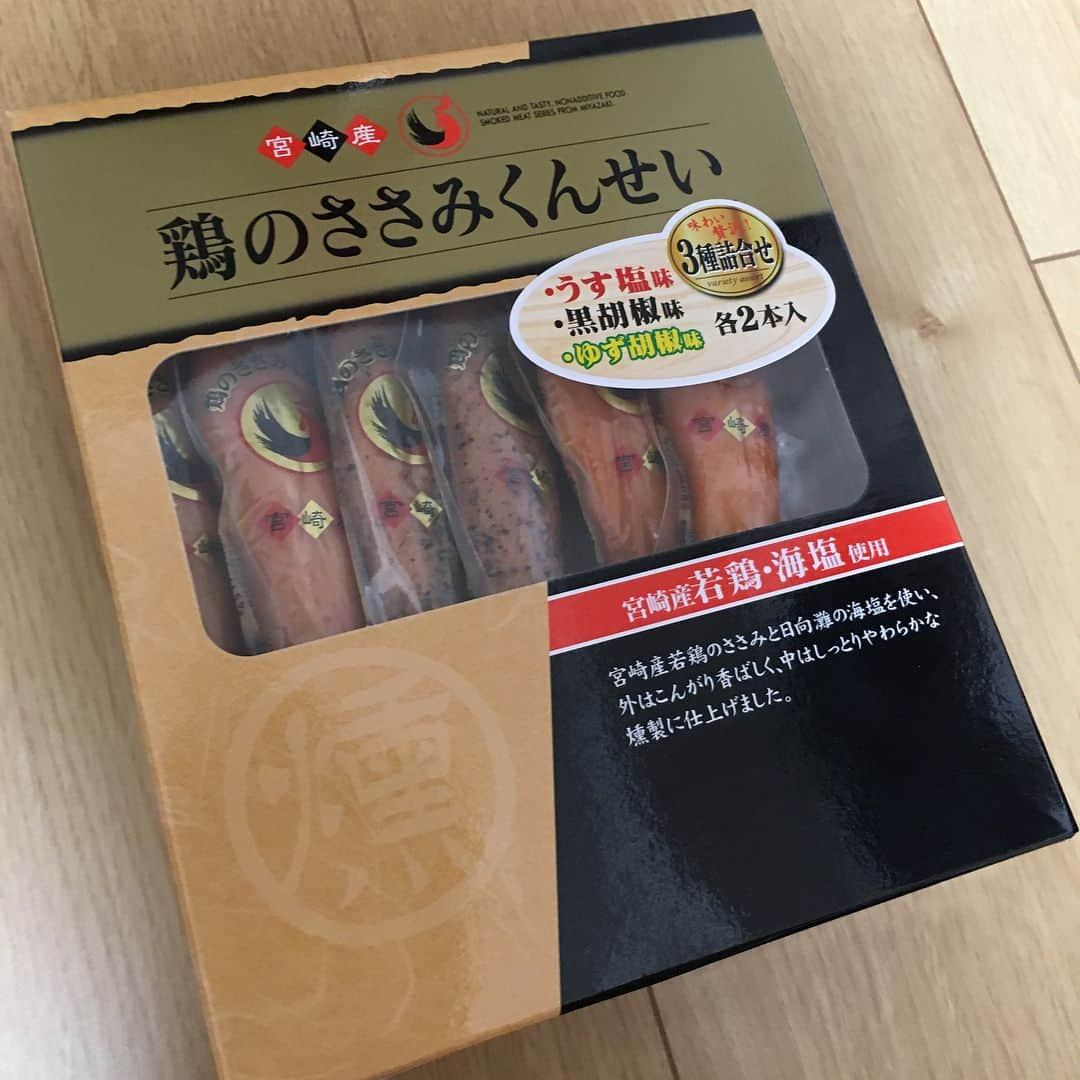 滝沢ななえさんのインスタグラム写真 - (滝沢ななえInstagram)「毎年恒例 本人たちによる 本人たちの誕生日会。 おい、悲しいとか言うなよ。 ・ 9月18日生まれの和田麻里江。 9月22日生まれの滝沢ななえ。 ・ 出会ったのは13歳の頃だったかな。 気付けばもう17年の付き合いになるのか。 ・ さすが分かり切ってる和田麻里江は 私の誕生日プレゼントに 宮崎地鶏のササミをプレゼントしてくれた。 さすがー。笑 ・ と、思ったら ちゃんとお化粧するときもあるでしょって CHANELの化粧品くれました。 ありがとう！ ・ 中学1年生で初めて会ったとき 嵐の松潤に似てるーって 言われたのを覚えてる。 今じゃ、とかげおやじ。 松潤がとかげおやじになるなんて 17年の間で何が起きたw ・ とにかくお味噌でも 宜しくねん。 また遊ぼ。」9月29日 6時06分 - nanaetakizawa