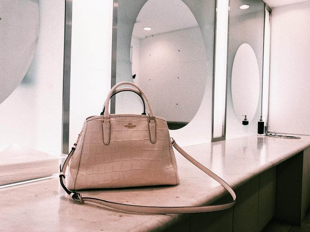 志田友美（ゆうみん）のインスタグラム：「#📷 #👜 #📻 #☀️ . 朝から撮影day✨ 毎年広告をやらせて頂いてる眼鏡市場さんの撮影🤤💞 . 毎回楽しくて年に一度の楽しみなの🤤 いつもありがとうございます♡ . 今日はその後、盛岡に移動して🚅、 ラジオ出演するので岩手の方聴いてねっ📻 . #眼鏡市場 #meganeichiba  #shooting #morning #coach  #bag #studio #radio #japanesegirl #ig_japan  #instalike #instagood  #instashot #instadaily」