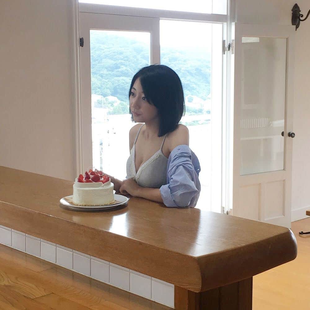 週刊少年マガジンのインスタグラム：「発売中の週刊少年マガジン43号のグラビアは #武田玲奈 ちゃん！ クオカを50名様に！  今週はオフショット多めです。もっと見たい人はフォローしてTLを見てくださいね♪」