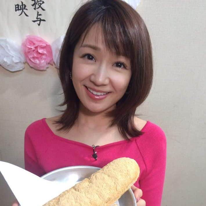 長野美郷のインスタグラム：「皆さま、こんばんは😃🌃 プレミアムフライデー✨ いかがお過ごしでしょうか？ 今夜は、冷え込むようですね！体調管理にお気をつけてくださいね💝  明日は、めざましどようび☺ コッペパン、懐かしいと思われる方もいらっしゃるではないでしょうか。 “最近の給食事情”についてお届けします。 7時頃放送予定ですが変更になる場合もあります。  ぜひ、ご覧になってくださいね💖  #長野美郷 #めざましどようび #スタッフ」