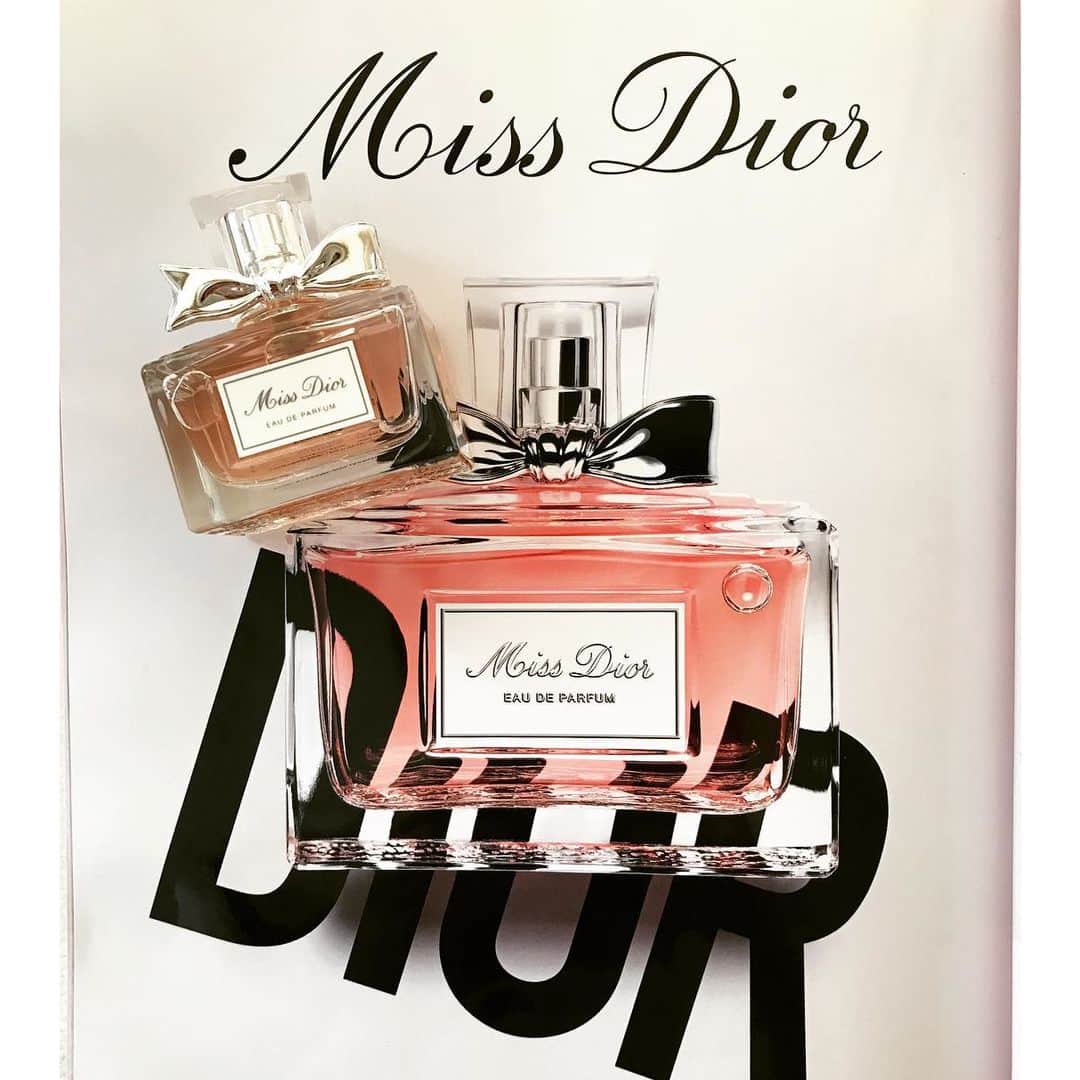 coccinelle.tokyoのインスタグラム：「. 現在、ナタリー・ポートマンのCMで話題になっているMiss Dior のオードゥパルファン。 ミニサイズを試してみたのですが、とっても良い香り☺ 重みのある香りで、艶やかで官能的😘20-30代女子ならば、一本持ってると活躍しそう💗 パッケージも可愛いから、手元にあるだけで女子力アップしそうです🙆 . @onno_sonoko, @diorparfums, @ig_ayaka,  @0831_rday @journeyforever5」