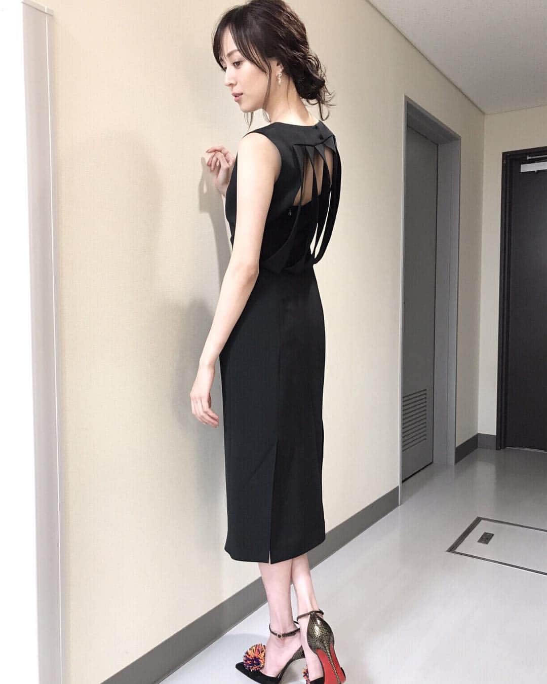 比嘉愛未さんのインスタグラム写真 - (比嘉愛未Instagram)「このドレス 後ろのデザインも素敵なの❤️ ドレス👗 #マントゥ ピアス・リング💍 #KYOKO_HONDA_NEW_YORK 靴👠 #Christian_Louboutin」9月29日 12時35分 - higa_manami