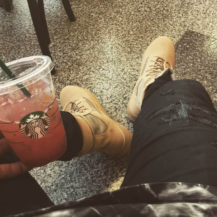 船越涼太のインスタグラム：「洗車待ち🚗☕️ #amiri#diesel#season4#codysanderson#hermes#chromehearts#starbucks#grapetea」