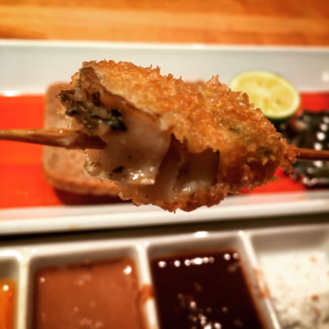 赤松悠実さんのインスタグラム写真 - (赤松悠実Instagram)「#食松グルメ #串カツ ★★ 黒門市場にある #六覺燈 さんへ！有名店です！ 串カツって写真ではなかなか伝わらないよね😭 エビから始まるコースで、うずら卵みたいなやつは コンニャクなの！食感はイカみたいで美味しかった🤤 アワビも最高だったし、ガーリックパンもかなり好み！ ただ全体的にはカラッと感が物足りなかったかなあー。 柔らかい印象。これは好みで分かれるね👍 創作感は控えめであくまでもシンプルな串カツでした❤️ このワインはバランスが良くて🙆⭕️ #日本橋 #黒門市場 #食 #グルメ #揚げ物 #ワイン」9月29日 15時14分 - akamatsuyuumi