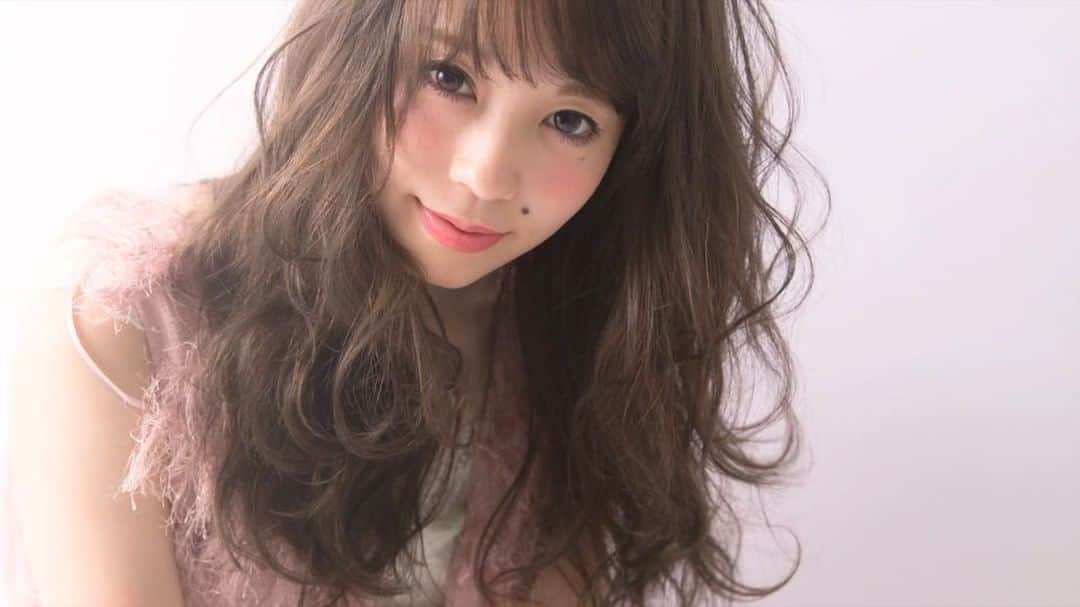 よしむーのインスタグラム：「撮影映えもするしサロンでもよくやる巻き方の動画です٩( 'ω' )و 毛先の #ほつれ がポイント❤︎ . #Torte #トルテ #よしむー #吉村拓也 #大阪 #枚方 #コテ #ヘアビューロン #巻き方」