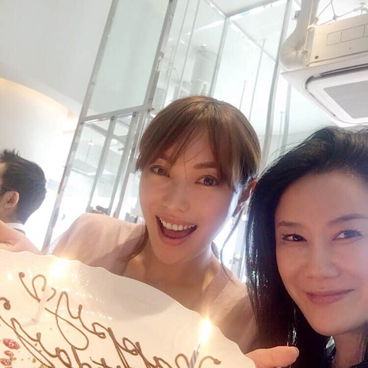 蛯原友里さんのインスタグラム写真 - (蛯原友里Instagram)「わぁ〜い！ 可愛いピアス頂いちゃった♡ #ちょっぴり早めのバースデー会 #2人とも同じ誕生日 #hirotaka#jewelry#brithday#いつもありがとう#thankyou」9月29日 17時01分 - yuri_ebihara