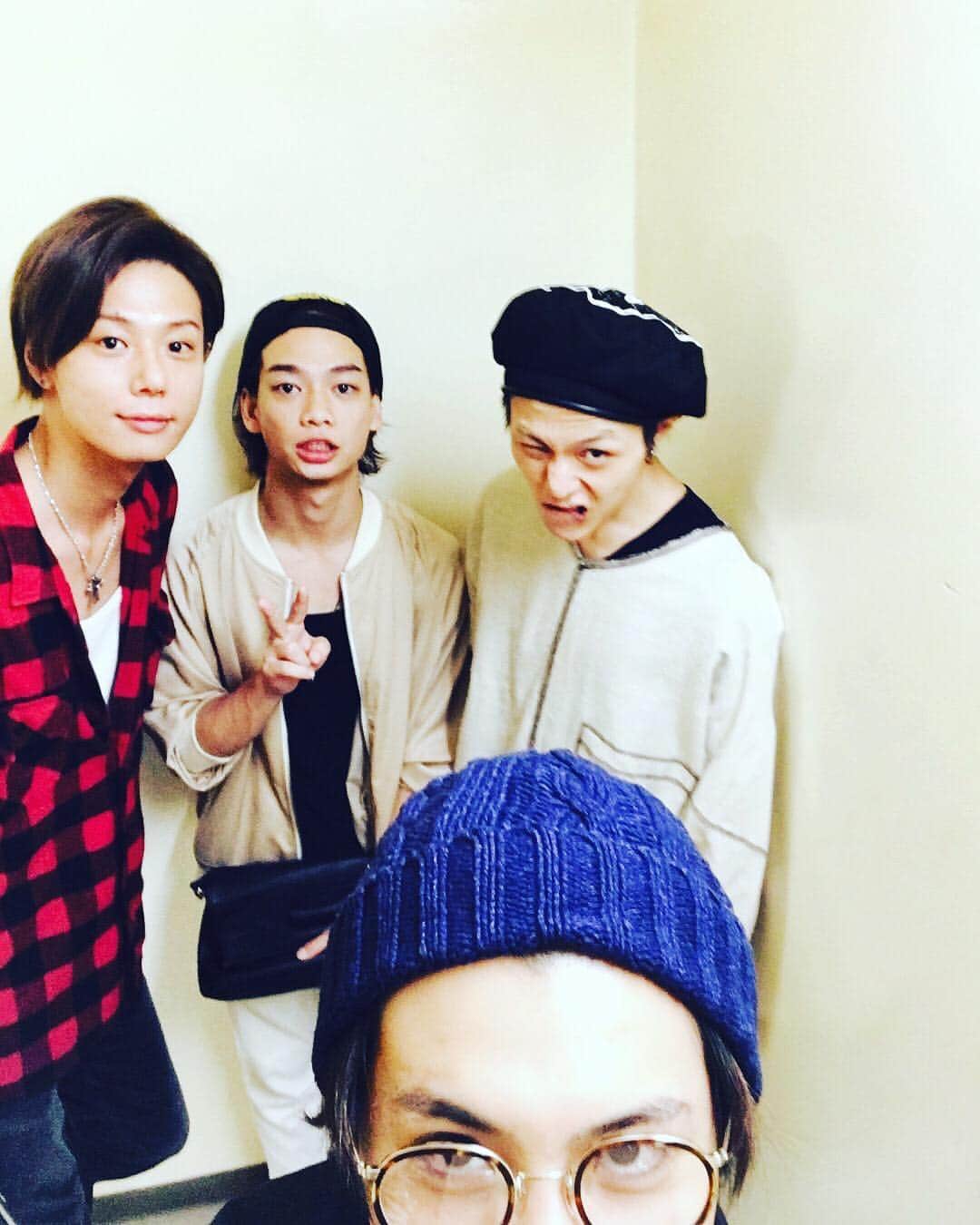 五十嵐麻朝のインスタグラム：「٩(๑❛ᴗ❛๑)۶ 松岡充さん主演、不届者を観劇！ 魂が擦り減りそうな作品でした。 個人的には、笑うセールスマンな独特な感覚。 劇団鹿殺しさんの作品を初めて観れて、嬉しかった。効果音が生音で、またまた緊張感。 松岡兄貴に久しぶりに会えて、表現者としてのパワーを貰えたな。 出演していた、荒木宏文、池田純矢にも会えたよー！RJPさん達にも会えて、席に着いたら、平田がいて、DDBを思い出した、そんな昨日の夜でした(^^) #不届者 #劇団鹿殺し #松岡充 #荒木宏文 #池田純矢 #平田裕一郎 #五十嵐麻朝」