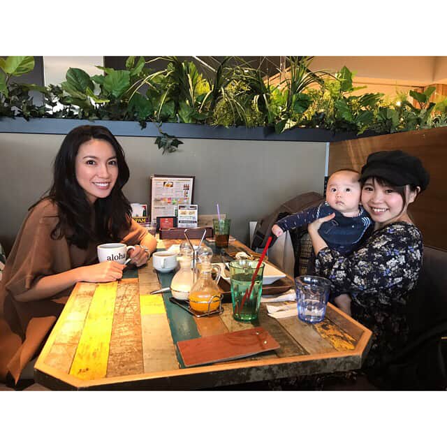 吉田愛璃のインスタグラム：「高校の同級生と久々の再会♡ すっかりママになっててビックリ＆ほっこり☺️ どうしても地元の同級生とは疎遠になりがちだから、こうやって会えるのが本当に嬉しい。  凛大くんの可愛すぎちょいワル風イケメンショット😎❤️📷 #高校の同級生  #大人になったね」