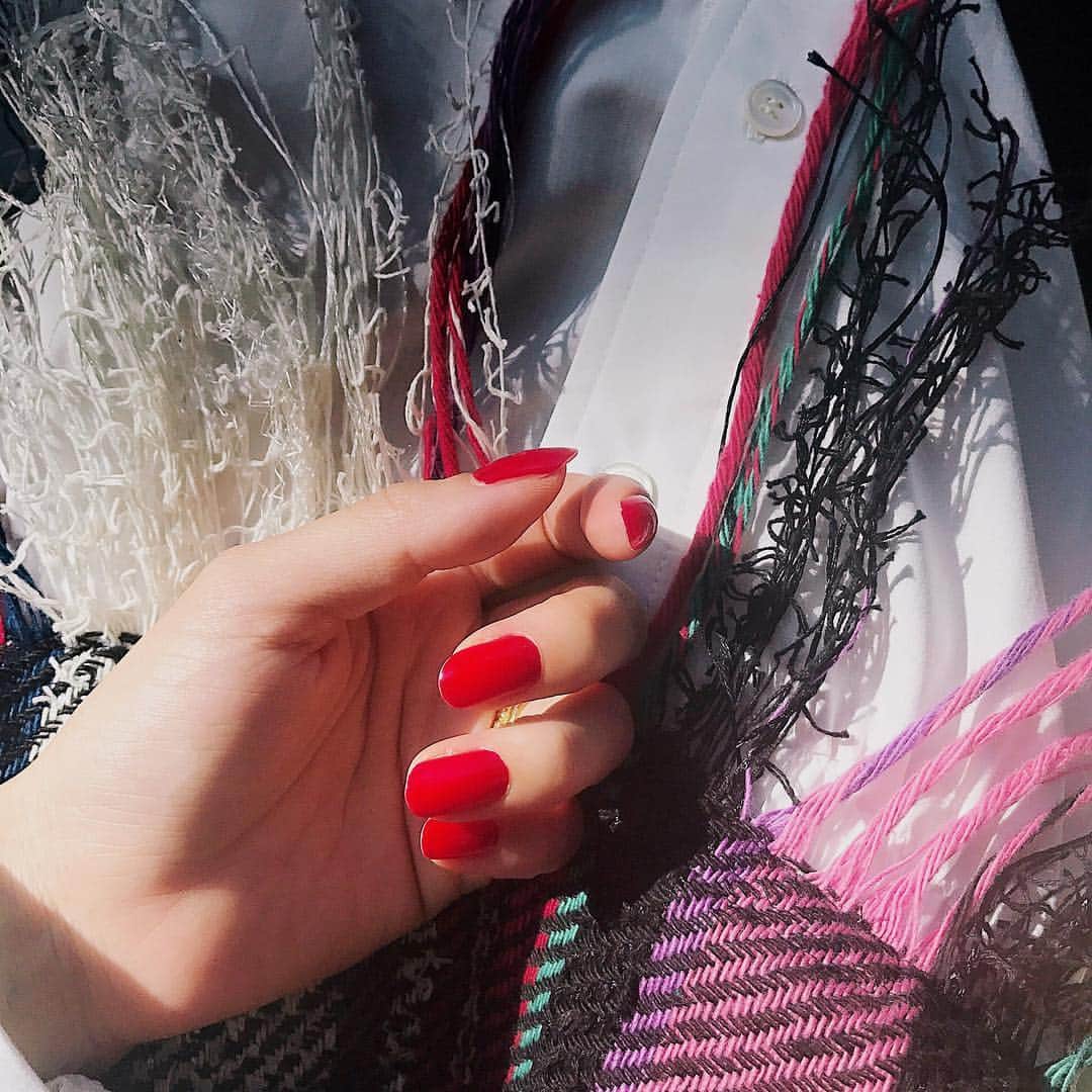 辻元舞さんのインスタグラム写真 - (辻元舞Instagram)「. 体の底から元気が沸くような鮮やかな赤。 いつもは深い赤を選びがちだけど、 たまには勇気を出して鮮赤色にもチャレンジ。 今日は爪が目に入るたびに 背筋がシャキッとなりました✧  #Dior 999 ルージュ #ディオールヴェルニ #ネイル#セルフネイル#マニキュア#ポリッシュ#赤ネイル#赤#instagood#happy#love」9月29日 18時06分 - mai_tsujimoto