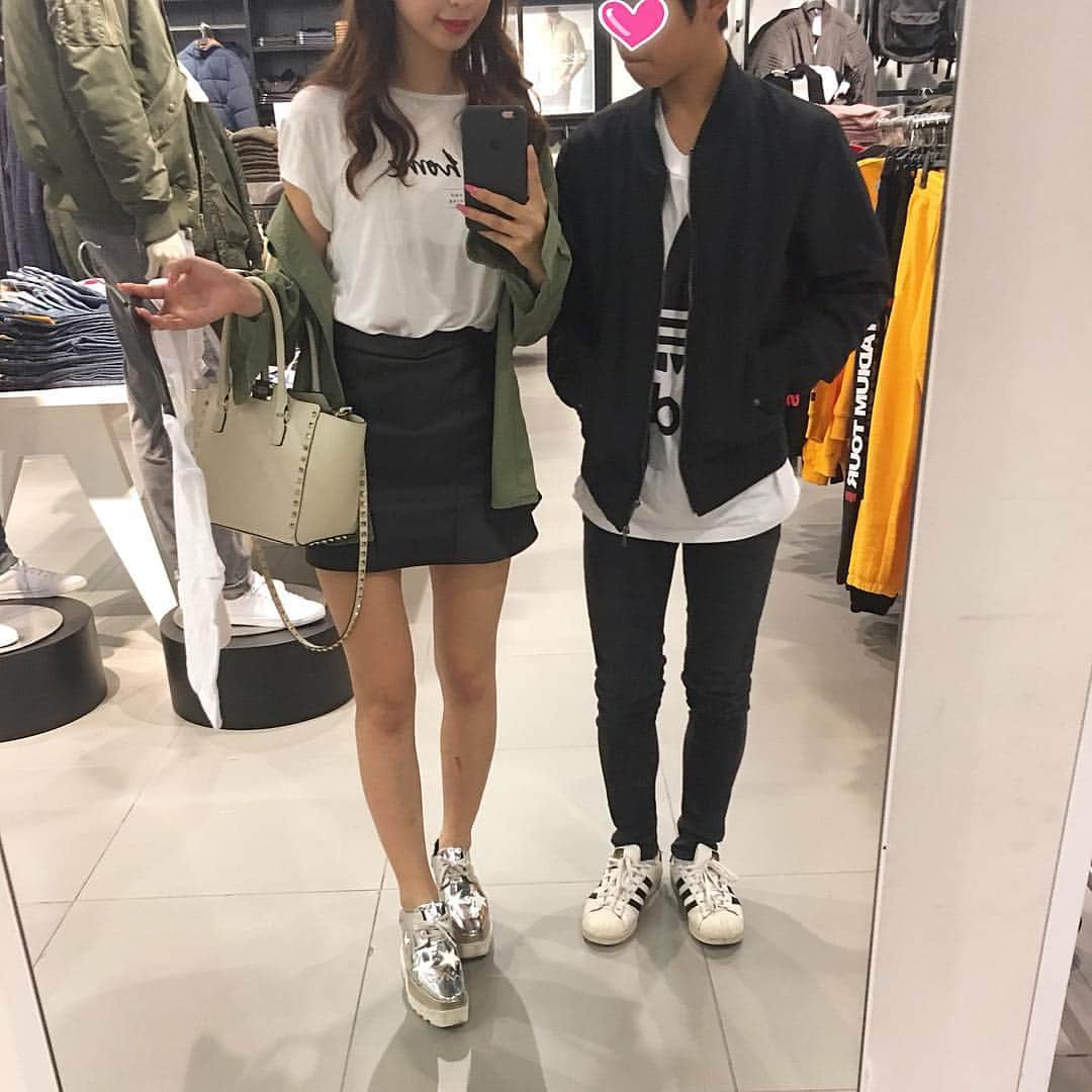 川崎ひかるのインスタグラム：「毎年よく履いてたH&Mの靴下がなくなっててショック🤢この前脚ヤケドしたし🤢🤢てか弟が着てるTシャツわたしのやん🤢🤢🤢まぁわたしが着てるジャケットは弟のだけど🤢🤢🤢🤢 #일상 #데일리 #데일리룩」
