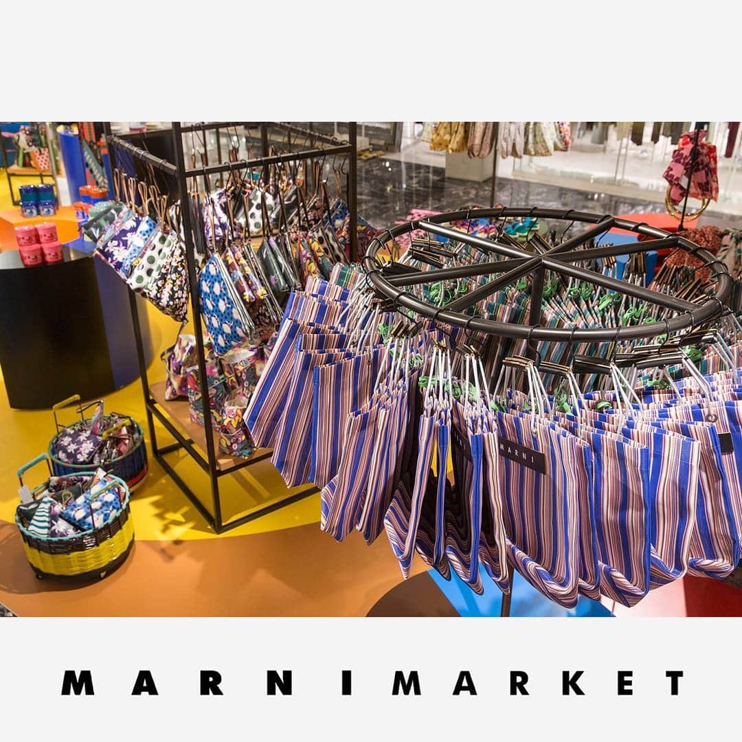 マルニさんのインスタグラム写真 - (マルニInstagram)「あのアイコニックなマルニ・マーケットのバッグ達が 伊勢丹新宿に大集合。待望のストライプバッグから 伊勢丹限定プリントのPVCバッグまで。 この機会をお見逃しなく。 The iconic #MarniMarket bags are now in #Tokyo, at #isetanshinjuku. Discover them all! #Marni」9月29日 19時03分 - marni