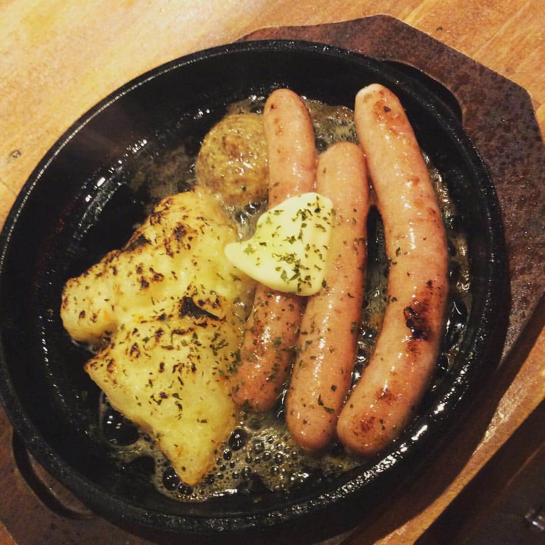 九州うまか新大阪店のインスタグラム：「茶美豚ソーセージとポテトサラダです😋 茶美豚はお茶を食べて育った豚で九州の鹿児島ならではの豚です❗️ 脂身まで味がしっかりしています〜☺️💖 そんな茶美豚のソーセージとホクホクのポテトサラダ‼️間違いなしのコンビを熱々の鉄板でどうぞ😎👌 #新大阪#九州うまか#もつ鍋#茶美豚#鹿児島#九州#個室居酒屋#宴会」