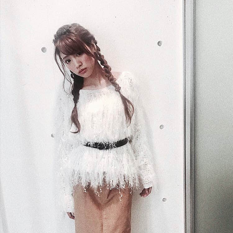 志田友美（ゆうみん）のインスタグラム：「#📷 #👓 #👗 . 眼鏡市場さんの広告撮影♡ . この撮影で5年目になるの…😳✨ 毎回呼んでもらえてホントにうれしいです。。 . 当たり前じゃないし、感謝でいっぱい。 恩返ししなきゃです😌💕 . 撮影の後は盛岡へ🚄 ラジオ出演したよ♡ 明日、ツアーファイナルもあるから早く寝ないと…眠さがすごい😭 . . #眼鏡市場 #撮影 #広告撮影  #ワンデースパークリング #ワンデースパークリングジュエル #shooting #camera #meganeichiba  #radio #iwate #morioka #ootd #knit  #code #japanesegirl #ig_japan  #instalike #instashot  #instagood #instadaily」