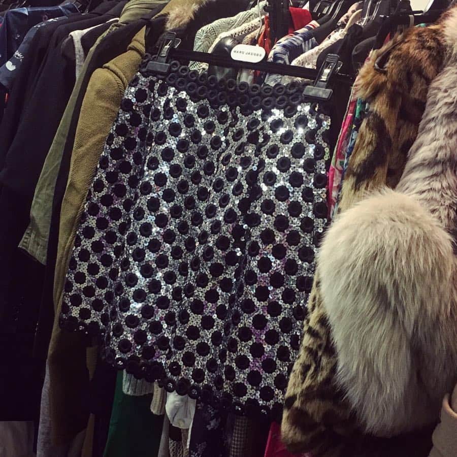 風間ゆみえのインスタグラム：「Bonjour Fleamarket💃🏻💕💕💕 こんなキラキラのスカートも…お。こんな時間！眠らなきゃ、おやすみなさい😴 詳しくは… @kouta5858」