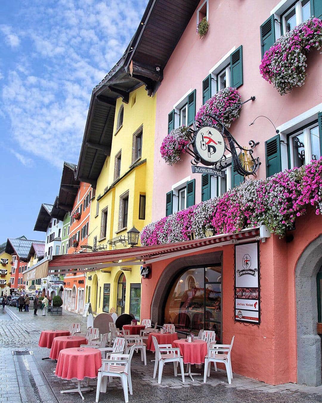 missjetsetterのインスタグラム：「I knew nothing about this darling town of Kitzbühel, Austria before attending with year's #STSkitzbuehel summit with @visittirol & @visitaustria but you can only imagine my excitement when I was greeted with these stunning color palettes in the old town😍 Scenes like this seriously give me life🙌🏾🙏🏾 #feelaustria #lovetirol @kitzbuehel_tirol @iambassadornet」