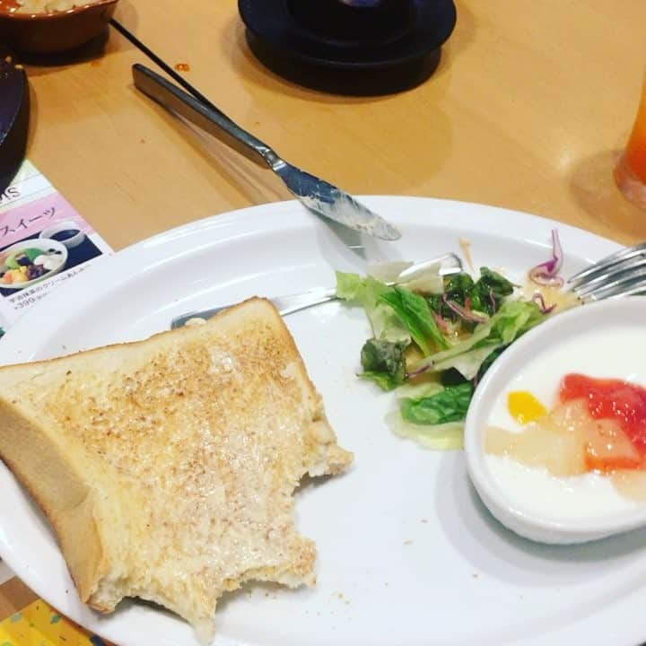 てつ丸のインスタグラム：「俺。トーストなのに。  #やわら りゅうたろう #朝から肉食うなや」