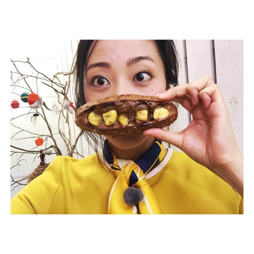 木南晴夏さんのインスタグラム写真 - (木南晴夏Instagram)「カフェマロン コーヒー味のパンは コーヒーに合うのか？ #🌰」9月30日 12時17分 - kinamitopan