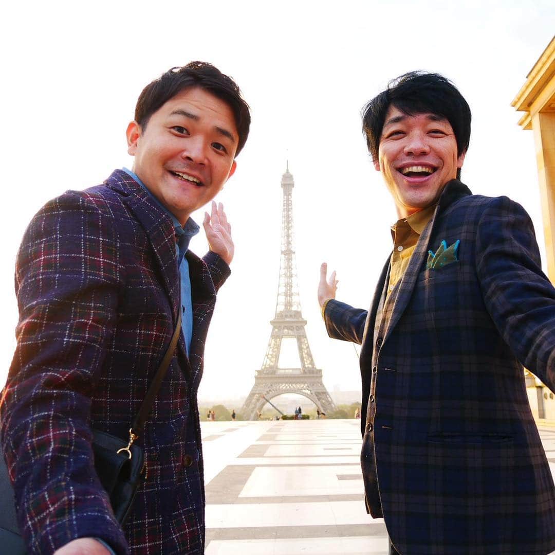 川島明のインスタグラム：「フランスに来てます。 #ノブとフランスでロケ #左側ノブ #顔が尻 #細くて小さい目を無理やり開こうとしている #傷口だったら血が出てるレベル #右側麒麟川島 #顔がウリ科 #顔も大きいが顔のパーツもでかい #地獄の福笑い #世界一オシャレな場所で二人でロケ #似合わん #エッフェル塔も二人の田舎臭の影響で #なんか薄い #水墨画の薄さ」