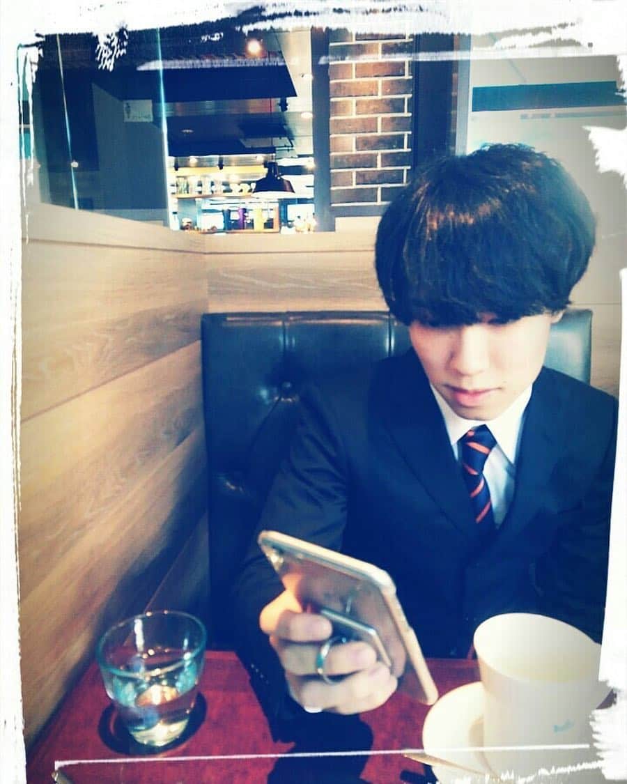 荒木次元のインスタグラム：「いつだかの僕 #suit #mash #hairstyle」