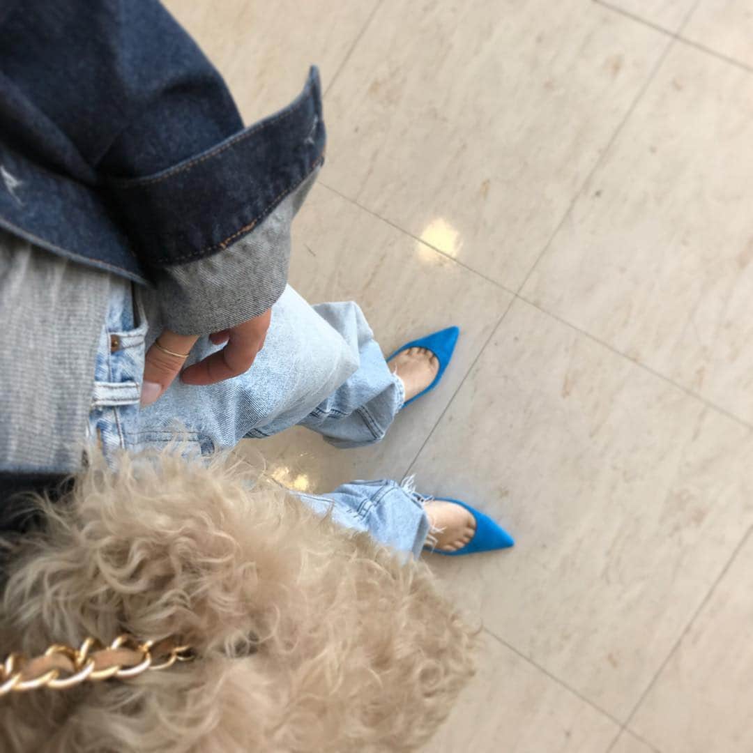teeemu017のインスタグラム：「#ootd ・ ・ ・ ・ ・ #デニムオンデニム#ママコーデ#ユニクロ#levis #ムートンバッグ#ガニ股」