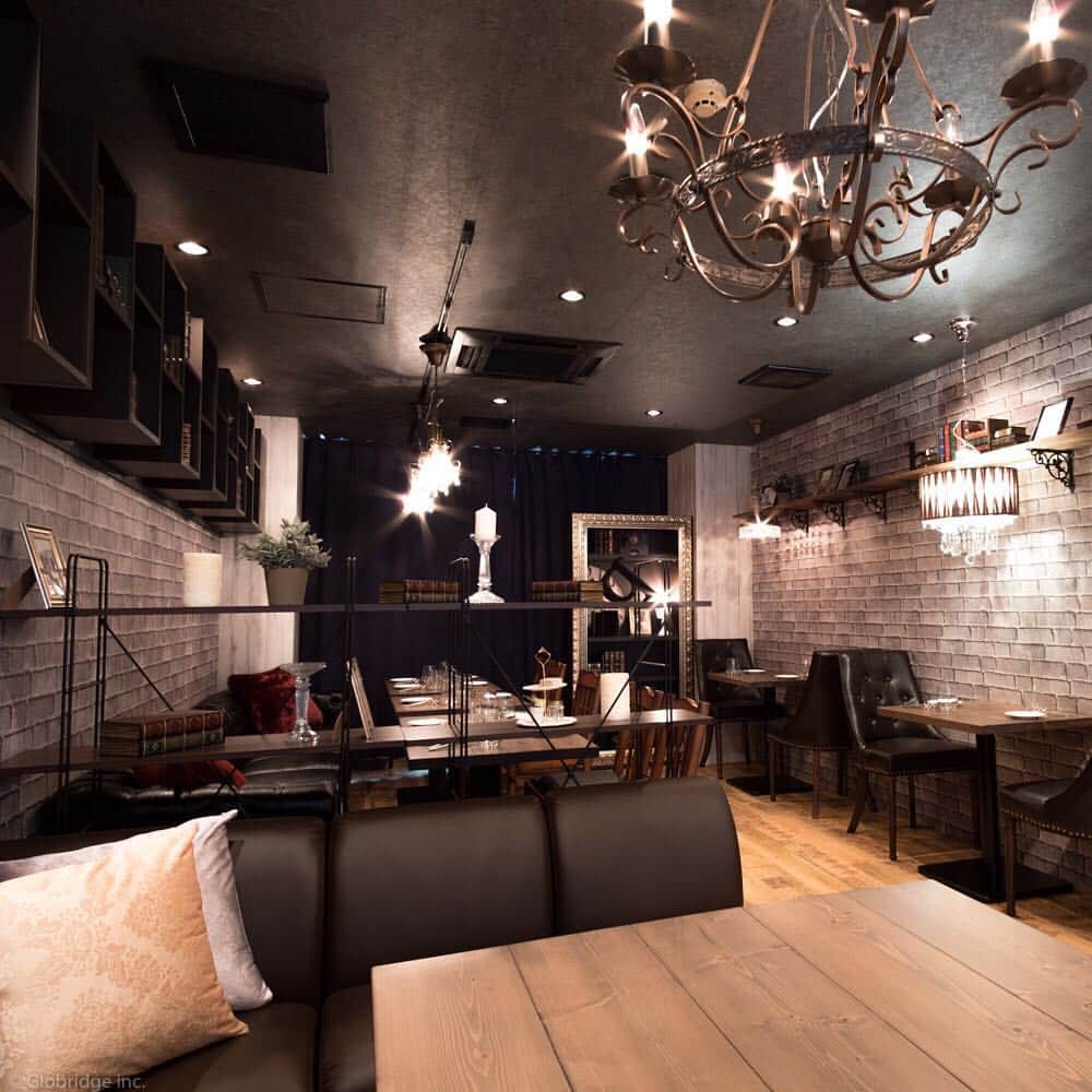 のインスタグラム：「黒を基調としたシックで落ち着いた「書斎」ルーム♪可愛いお部屋だけでなく、その日の気分によって使い分けていただけます！ #lamaison301 #三宮カフェ #チーズカフェ #三宮ランチ #神戸 #三宮ディナー #三宮 #三宮ディナー #三ノ宮 #神戸ディナー」