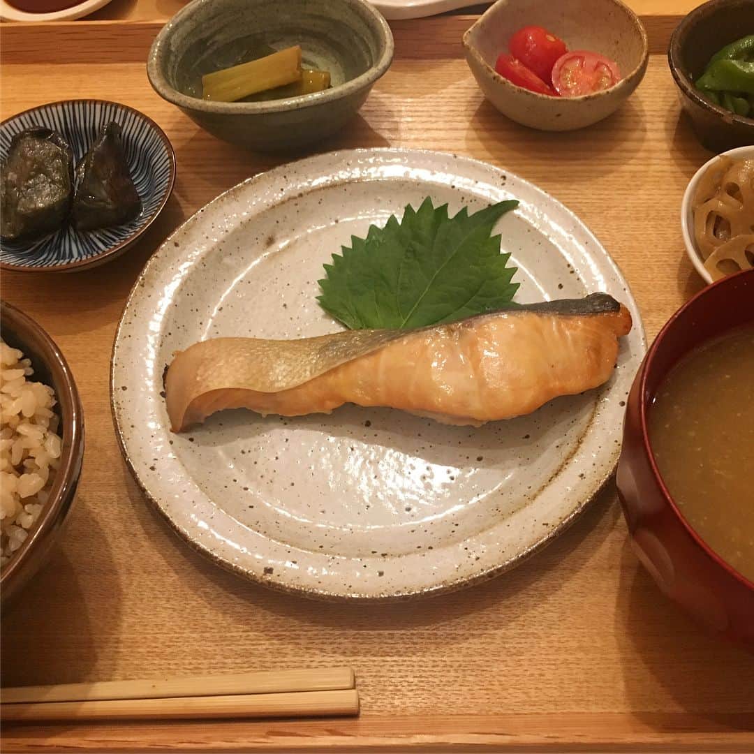 青山有紀さんのインスタグラム写真 - (青山有紀Instagram)「愛するこの方と #食堂めぐる で晩ごはん💛 店主なっちゃん @coupe_nats  の手作りごはんは優しくてあたたかくてほっこり美味しい☺️ わたしも大好きで注文しているのはらさん @nohara_nouken  @yumi_nohara  のすばらしいお米が食べられる有難いお店です。栗ごはんも美味しかった🌰 ご馳走さまでした🙏💛 #今日のなまこちゃん  @miu_sakamoto #青山有紀」9月30日 18時42分 - yukiaoya