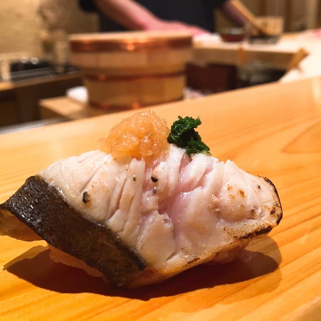 青木育日さんのインスタグラム写真 - (青木育日Instagram)「* 旦那さんと【すし通】へ。どれが1番とか決められないくらい最初っから最後まで感動の美味しさ、、 10月頑張れそうな気がする。(何をだろう) 次はいつ来れるかな...😚 . #🍣 #鮨ランチ #お寿司 #西麻布 #和食 #sushi #japanesefood #lunch」9月30日 18時58分 - ikuhiaoki