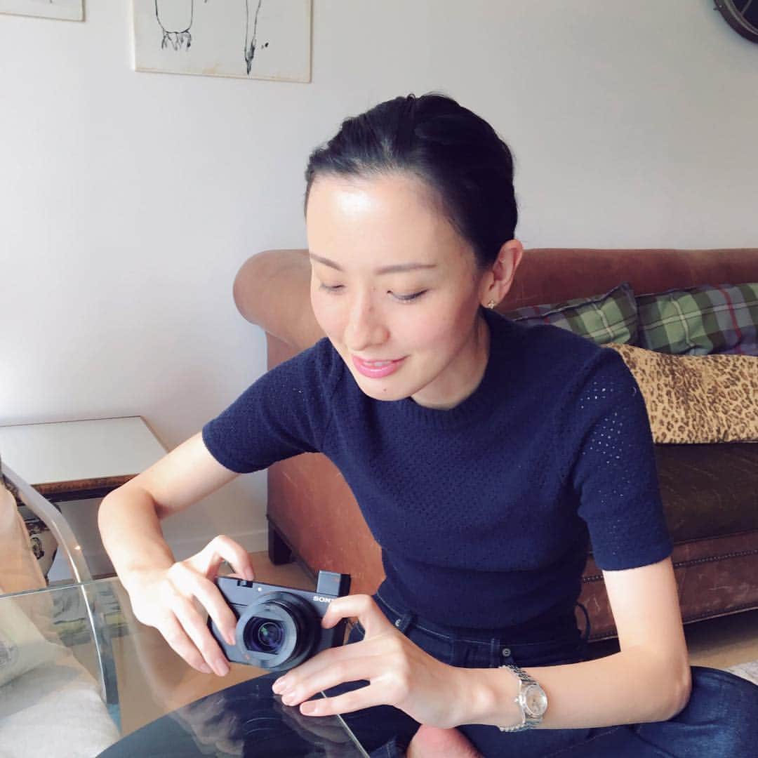 前田紀至子さんのインスタグラム写真 - (前田紀至子Instagram)「撮影の合間に愛機自慢をしている、の図。目下勉強中です。 #rx100m3」9月30日 20時02分 - ki45m