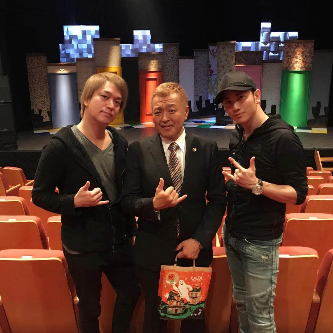 鮫島巧さんのインスタグラム写真 - (鮫島巧Instagram)「しんのすけさんが出演してる舞台「刺すペンっす！」にばると行って来ましたー。久々に舞台見て面白かった！  明日夜が千秋楽で、昼13時の部はまだ席が若干あるようですので、気になるひとは是非！」9月30日 20時38分 - takumisamejima