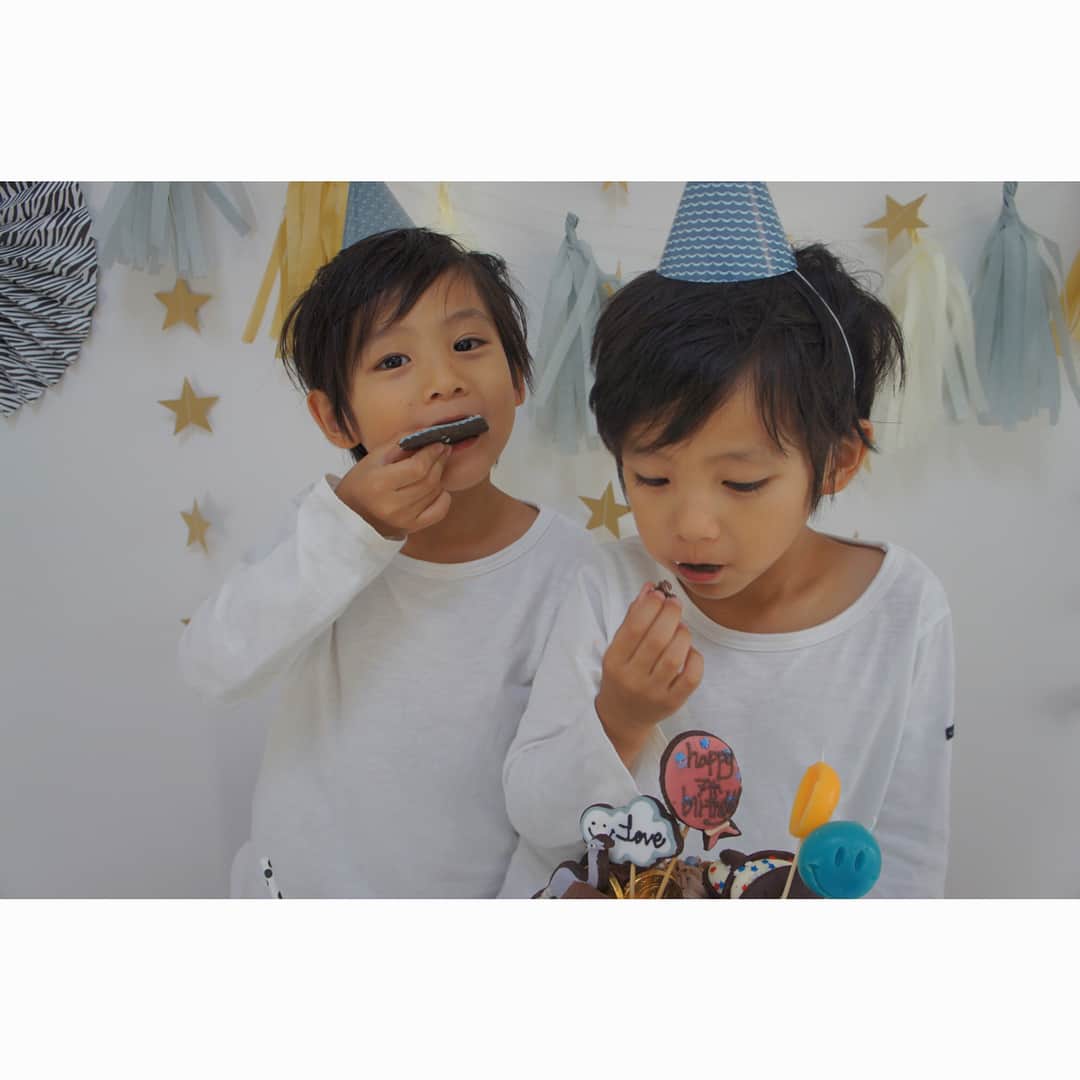 ayakoさんのインスタグラム写真 - (ayakoInstagram)「❤︎ 食べるケーキは🎂 @turfstyle  さん にお願いして作って頂きました 恐竜で❤︎可愛すぎて美味し過ぎました❤︎ * * ❤︎ #fashion#coordinate#ootd#trend#outfit#instafashion#twins#ig_kidsphoto#ig_twins#cutetwinsclub#kids_japan#love#kidsfashion#twinslove#twinsboys#mamagirl#6歳#ママリ#男の子#双子」9月30日 20時36分 - ayaya315