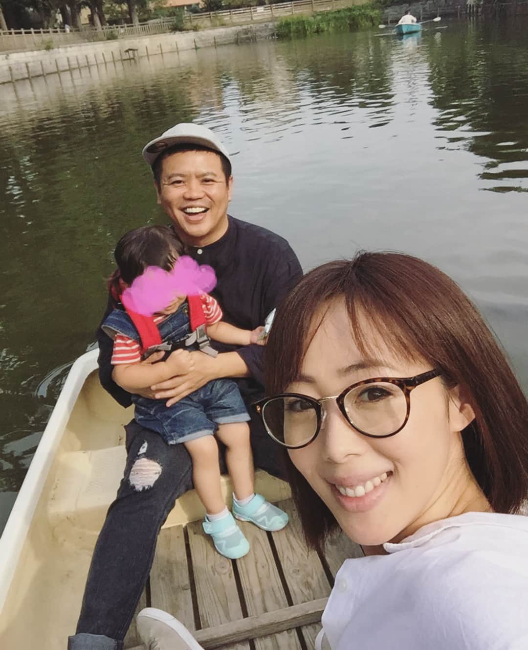 井上和香さんのインスタグラム写真 - (井上和香Instagram)「今日は家族で公園へ！ 初めてボートに乗った娘。 カモさんが側に来てくれて喜んでました♡ 短い時間だったけど、楽しかったな❣️ . #家族時間 #碑文谷公園 #私がとボート漕ぎました」9月30日 22時59分 - inoue_waka