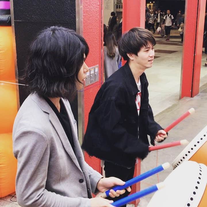 米田貴紀のインスタグラム：「太鼓の達人に収録されているSHINYを叩くマイケルとニシカズ🎶  #太鼓の達人 #夜の本気ダンス #SHINY #この後STAYTUNEも叩きました」
