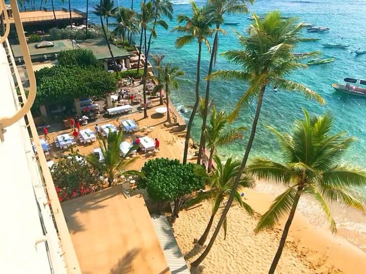 TOMOのインスタグラム：「▽ 🌞👙🌞 今日も快晴🤙🌴 いつも静かな隣のビーチから生演奏🎶とか聴こえる🎵 夕方からビーチウェディングでもあるのかな？😊 テーブルセッティングに🍍🍍🍍 かわいいな💕 . . #tomo旅ログ #tomo旅_hawaii #ハワイ生活 #部屋からの景色」