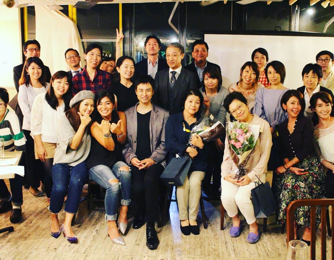 坂田陽子さんのインスタグラム写真 - (坂田陽子Instagram)「昨夜の放送をもって テレビ東京で15年続いた 『ぴかぴかマンボ』 が終了しました。 ・ 私は2代目カッちゃんの奥さん、「陽子さん」として9年間、務めさせていただきました。家事のコツを分かりやすく説明する為に小芝居したり（笑）コスプレしたり（笑）ブルゾン陽子演ったりバリバリのヤンキーに扮したり（なぜ？😂）。月に一回の収録が楽しみで、現場では朝から晩まで喋りっぱなし。それでも足りず収録終わりにはよくみんなで飲みに行きました😆9年、私のライフワークの一部だったし、出演者、スタッフさんはもはや家族のような存在です。 楽しくて温かくて為になる（笑）この番組に関わらせていただいた事、ぴかマンファミリーの一員になれた事、私の宝物です😆 ・ ・ マニアックな番組でしたが😂これまでぴかマンを楽しみにしてくださっていた方、 本当にありがとうございました😆😆 ・ ・ #ぴかぴかマンボ #花王 #テレビ東京 #15年 #ぴかマン #ファミリー #ぴかロス #みんな大好き #家事 #家事のコツ #沢山学びました #少し成長しました #ありがとう #打ち上げは #いつもの #サライ #円陣組んで #ではまた #またね」10月1日 10時08分 - yokosakata