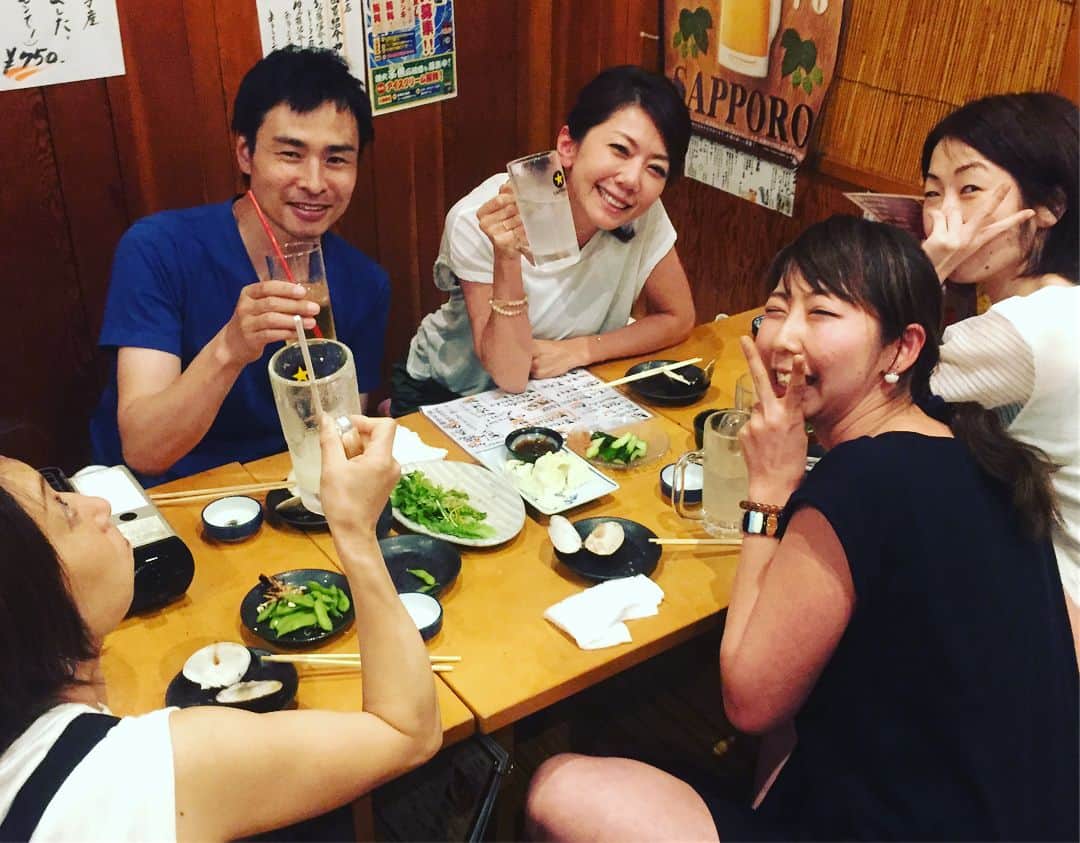 坂田陽子さんのインスタグラム写真 - (坂田陽子Instagram)「昨夜の放送をもって テレビ東京で15年続いた 『ぴかぴかマンボ』 が終了しました。 ・ 私は2代目カッちゃんの奥さん、「陽子さん」として9年間、務めさせていただきました。家事のコツを分かりやすく説明する為に小芝居したり（笑）コスプレしたり（笑）ブルゾン陽子演ったりバリバリのヤンキーに扮したり（なぜ？😂）。月に一回の収録が楽しみで、現場では朝から晩まで喋りっぱなし。それでも足りず収録終わりにはよくみんなで飲みに行きました😆9年、私のライフワークの一部だったし、出演者、スタッフさんはもはや家族のような存在です。 楽しくて温かくて為になる（笑）この番組に関わらせていただいた事、ぴかマンファミリーの一員になれた事、私の宝物です😆 ・ ・ マニアックな番組でしたが😂これまでぴかマンを楽しみにしてくださっていた方、 本当にありがとうございました😆😆 ・ ・ #ぴかぴかマンボ #花王 #テレビ東京 #15年 #ぴかマン #ファミリー #ぴかロス #みんな大好き #家事 #家事のコツ #沢山学びました #少し成長しました #ありがとう #打ち上げは #いつもの #サライ #円陣組んで #ではまた #またね」10月1日 10時08分 - yokosakata