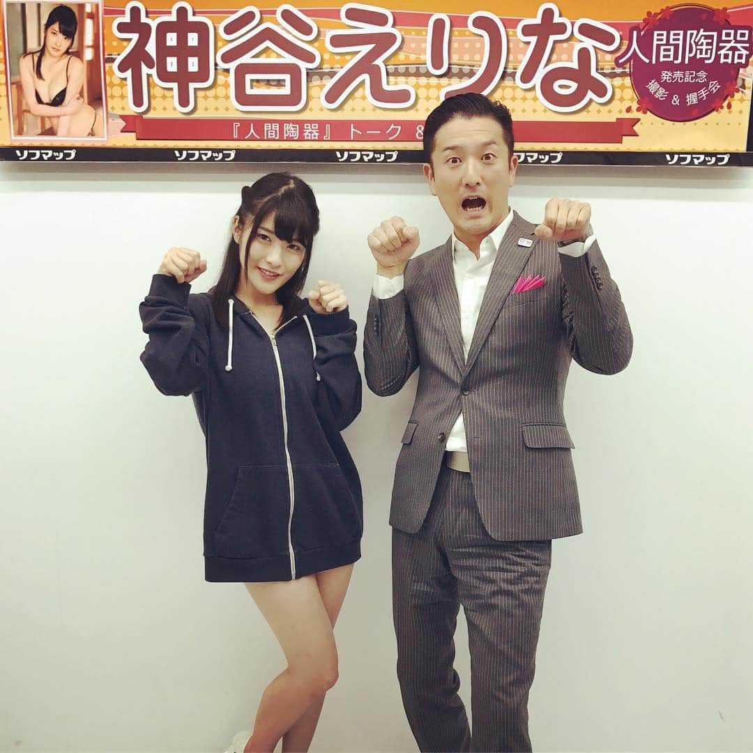 菊地智義さんのインスタグラム写真 - (菊地智義Instagram)「神谷えりなちゃんDVDイベント終了。 サービス精神旺盛で納得の大盛況でした！ 機会があればじっくりマンガの話でもしたい。 皆さんありがとうございました！ #神谷えりな #仮面女子 #人間陶器 #エアコン #ソフマップ #キクチウソツカナイ」10月1日 1時54分 - potatokikuchi2