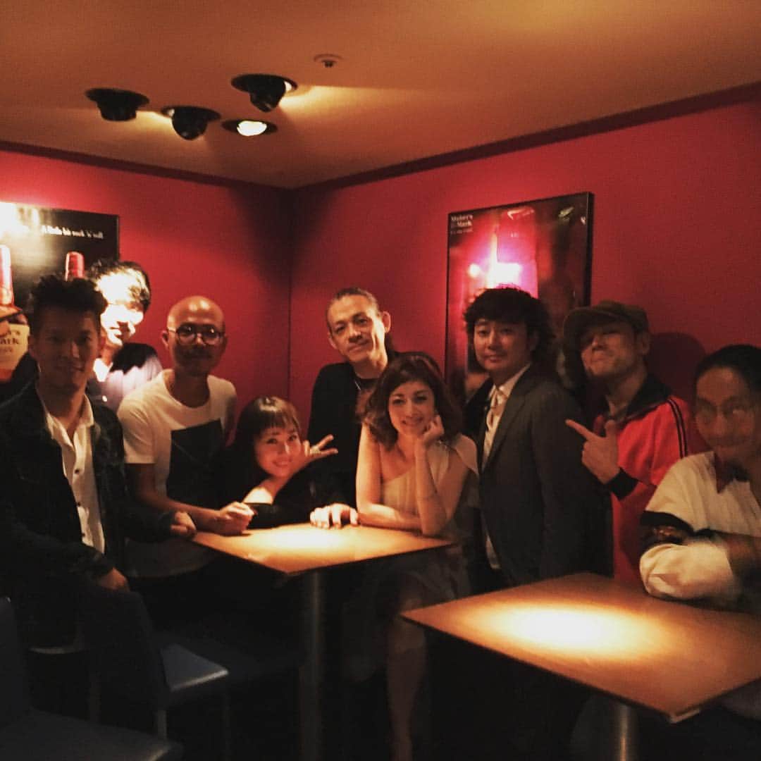 高岡早紀 さんのインスタグラム写真 - (高岡早紀 Instagram)「「Sings Daydream-bossa」アルバム発売記念東京ライブ終了後。 バンドメンバー大集合！ ほっとひと息。。 今夜も楽しい夜でした。。。 #singsdaydreambossa #高岡早紀 #jzbrat #渋谷」10月1日 2時45分 - saki_takaoka